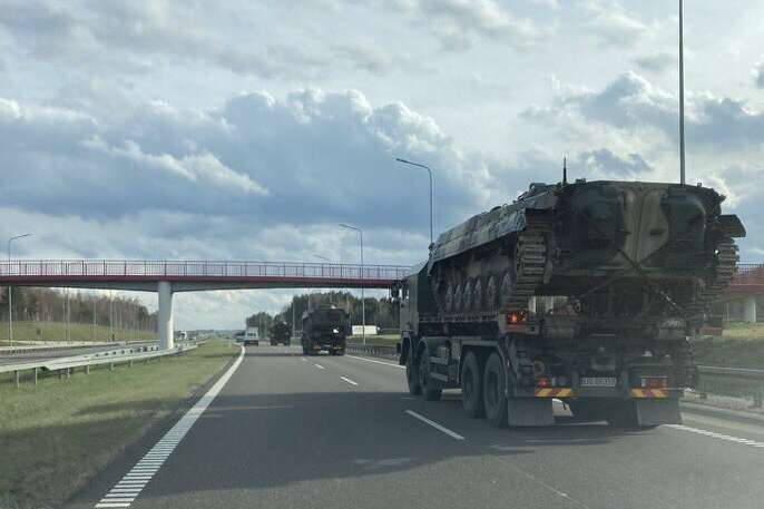Польські ЗМІ та експерти натякають, що сто танків Т-72 поїхали з Любліна до України