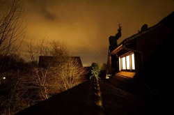 В целях безопасности, чтобы себя обезопасить, некоторые люди выключают свет в домах