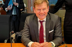 Руководство партии Меркель требует от экс-канцлера объяснить ее политику по отношению к России