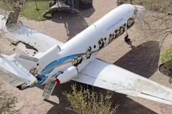 Одесити почали демонтувати макет літака, аби він не приваблював рашистів (відео)