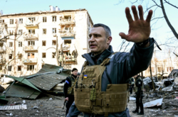 Віталій Кличко каже, що у місті зараз ситуація більш стабільна, ніж декілька тижнів тому, але, тим не менш, вона залишається ще загрозливою