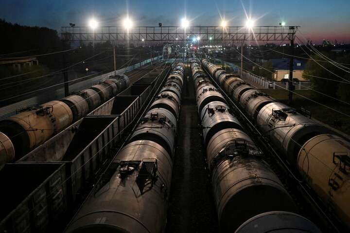 Нафтові трейдери скоротять закупівлю нафти в компаній РФ із 15 травня – Reuters