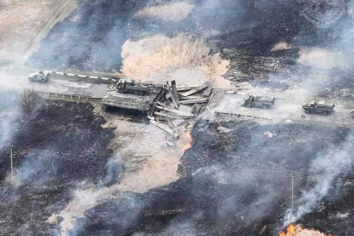 ВСУ взорвали мост с вражеской техникой, которая направлялась в Изюм (фото)