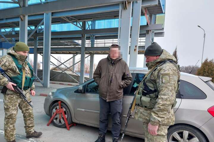 Покарання для чоловіків, які не повернулися в Україну: «слуги» прокоментували законопроєкт