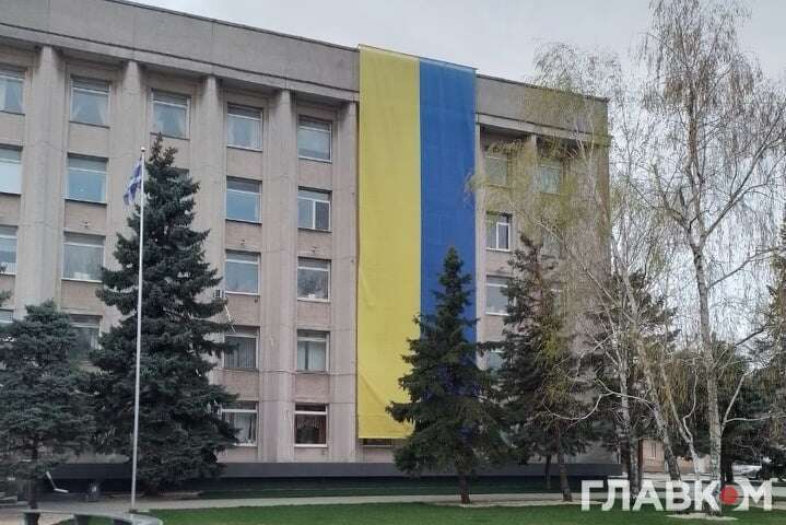 «Хер вам, а не Херсон». Українські прапори прикрашають центр окупованого міста 