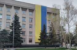 «Хер вам, а не Херсон». Українські прапори прикрашають центр окупованого міста 