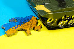 У перший день війно було прийняте рішення про видачу зброї всім бажаючим захищати Україну