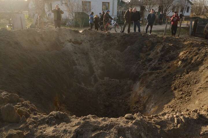 Ворожий снаряд залишив у мирному чернігівському селі п'ятиметрову воронку (фото)