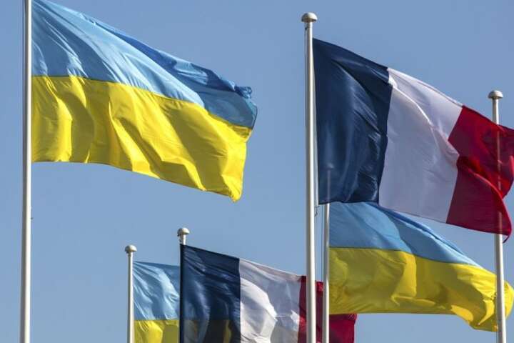 Франція надає Україні «швидкі», пожежні машини та рятувальне обладнання