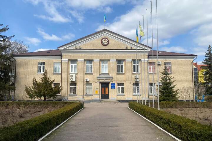 Скадовськ: окупанти зняли українські прапори з будівлі міськради та повісили триколори 