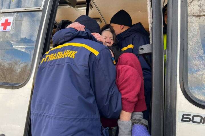 Евакуація на 15 квітня: Україна погодила дев'ять гуманітарних коридорів