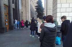 Українці в Києві чекають своєї черги, щоб купити нову поштову марку