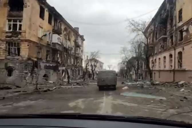 Маріуполь майже зруйнований. Жахливі кадри з вулиць міста (відео)
