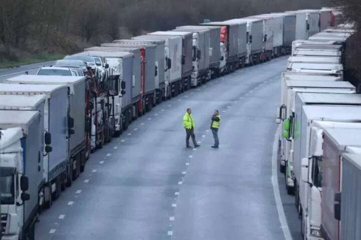 Вантажівки з РФ стоять у величезних заторах на кордонах ЄС