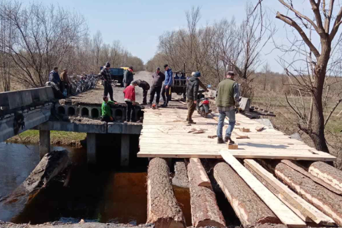 На Чернігівщині місцеві жителі самостійно відновили зруйнований рашистами міст