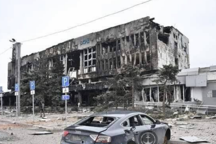 Трупы на улицах и уничтоженные дома: новые кадры разрушенного Мариуполя (фото, видео)