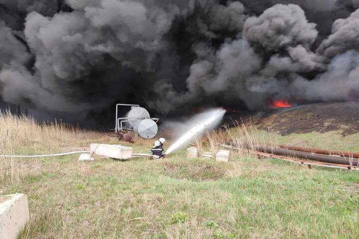 Лисичанськ у вогні: агресори обстріляли нафтове підприємство (фото)