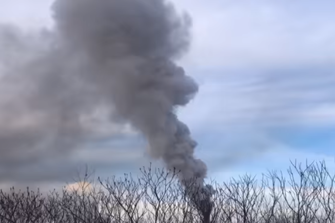 Київ прокинувся від вибухів, у небі стелиться чорний дим