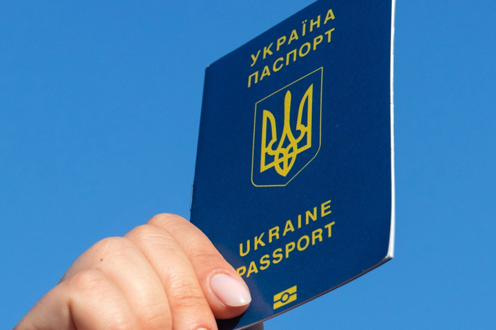 Для выезда из Украины снова нужен загранпаспорт: пограничники назвали исключения
