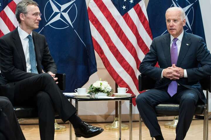Байден скликає зустріч з генсеком НАТО через загострення війни в Україні