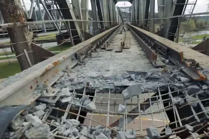 Як відновлюють залізничний міст під Києвом (відео)