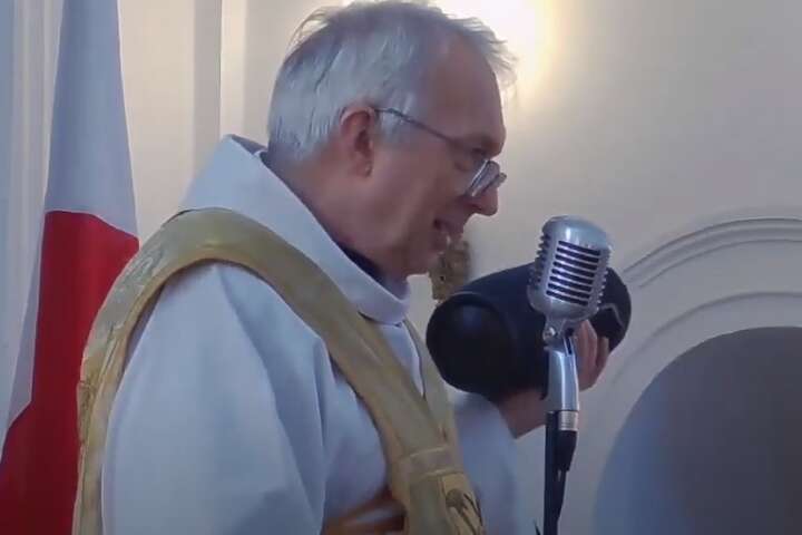 У Польщі священник під час служби заспівав «Калину» та запалив публіку (відео)