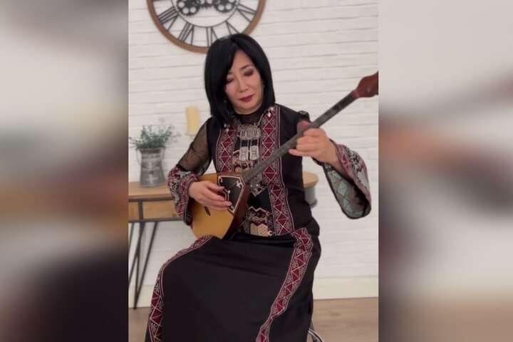 Казахська співачка чуттєво виконала «Червону калину» (відео)