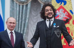  Російський співак Філіп Кіркоров, який поки не висловився про війну РФ проти України, вимагає звільнити одіозного політика Віктора Медведчука 