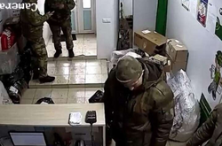  Российских военных, воровавших в Украине унитазы и отправлявших их по почте домой, наградили за героизм и победу 