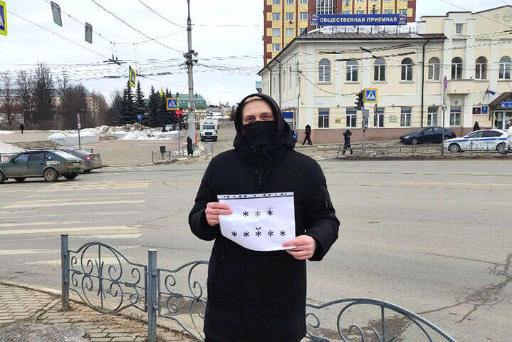 Плакат із восьми зірочок. Російський суд розпізнав у ньому символи Червоної армії, які несуть загрозу безпеці людей