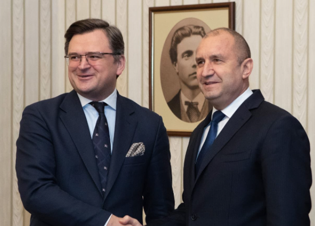 Кулеба зустрівся з президентом Болгарії, який назвав українців та росіян «братніми народами» 