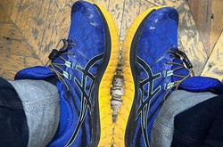 Сине желтые кроссовки, за которые задержали жителя Москвы