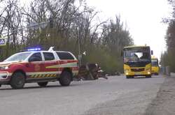 Евакуаційні автобуси рухалися в супроводі рятувальників, машин швидкої допомоги та правоохоронців