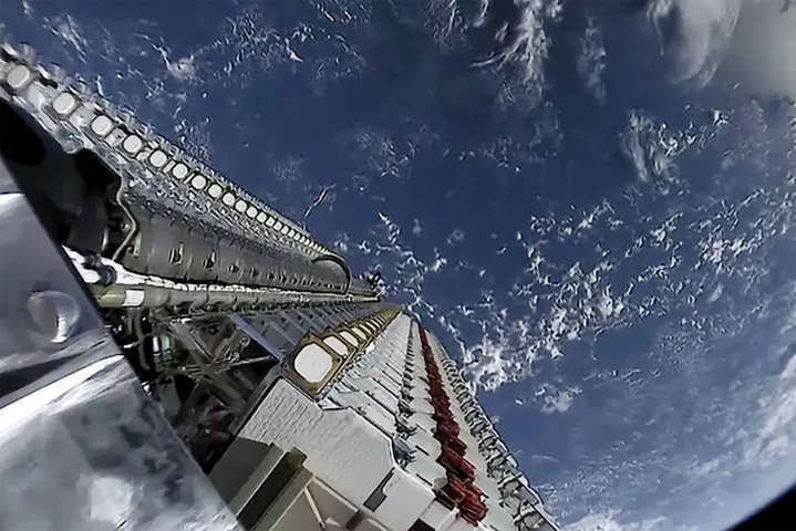 Компанія SpaceX одночасно запустила 53 супутники