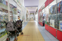 Порожні коридори і крамниці у торгівельних центрів - такою є санкційна реальність у нинішній Росії