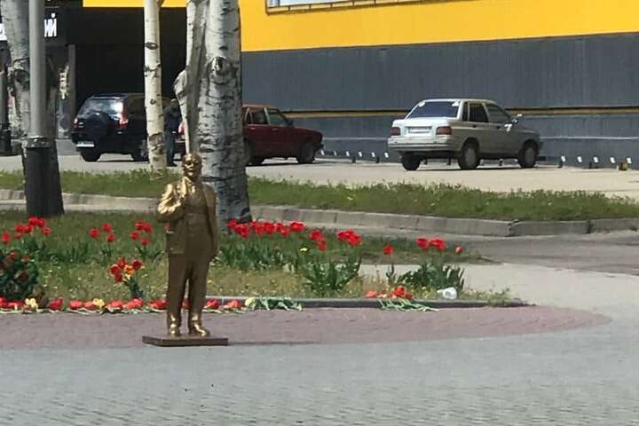 На окупованому Півдні з’явився ще один Ленін: фото карликового «монумента»