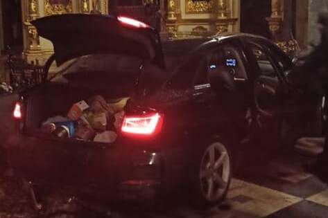 Тернопіль: автівка влетіла в храм та розтрощила плащаницю (фото, відео)