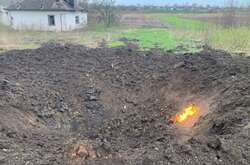 Ракета утворила вирву глибиною понад 4 метри