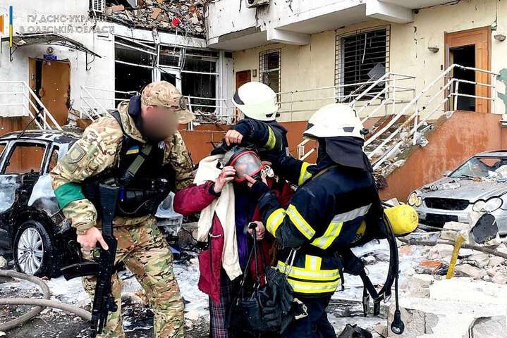 Обстрел Одессы: спасатели показали разрушительные последствия (фото, видео)
