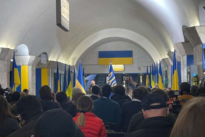 Пресс-конференция президента Зеленского в метро
