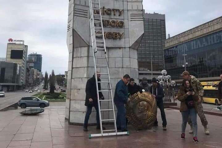 Із центру Києва прибрали два зображення Леніна 