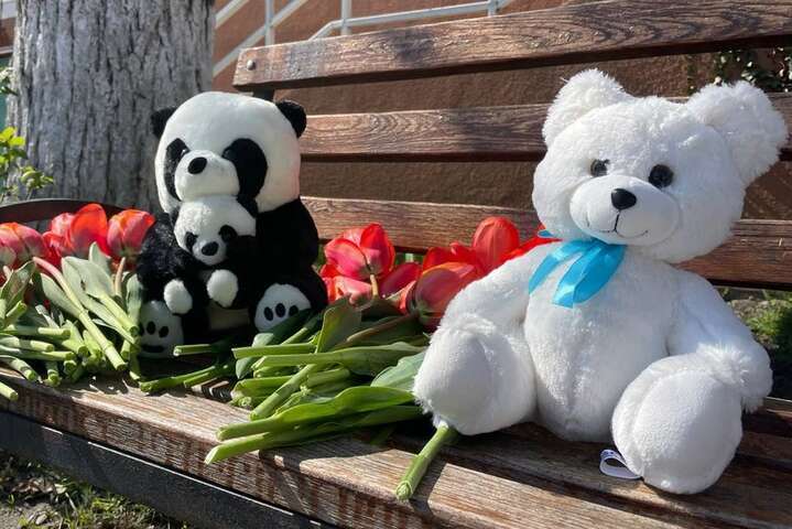 К разбомбленной оккупантами многоэтажке в Одессе приносят игрушки и цветы (фото)