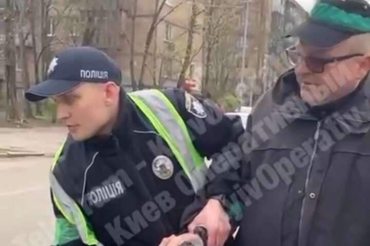 У Києві чоловік малював на дорозі «свастику Путіна» (відео)