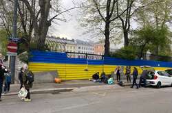 У Відні паркан навпроти посольства РФ став синьо-жовтим (фото, відео)