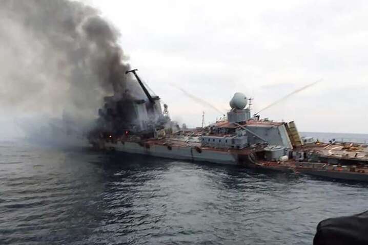 РФ намагається дістати з затонулого крейсера ракети і секретні документи
