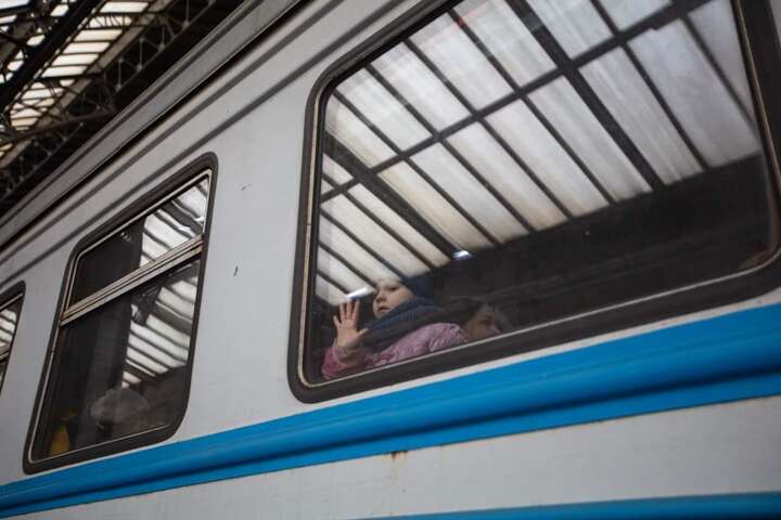 «Укрзалізниця» оновила список потягів, що затримуються через обстріл росіян 