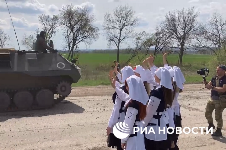 Російські пропагандисти влаштували у «ЛНР» показуху із «медсестрами» (відео)