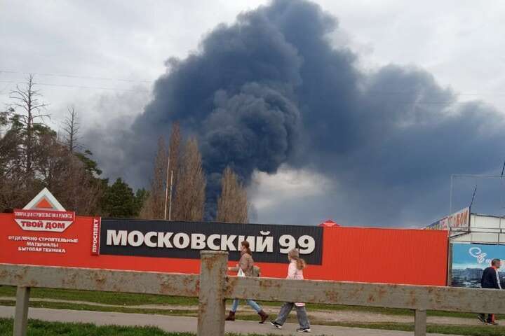 Вогонь з нафтобази розповзається Брянськом: загорілися сусідні підприємства