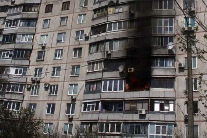 Рашисти обстріляли багатоповерхівку у Харкові: загорілися квартири (фото)