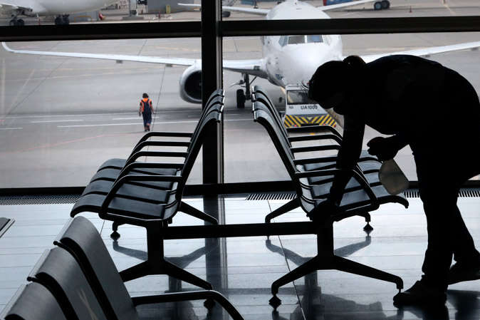 Авіасанкції в дії: московські аеропорти відправляють працівників у простой